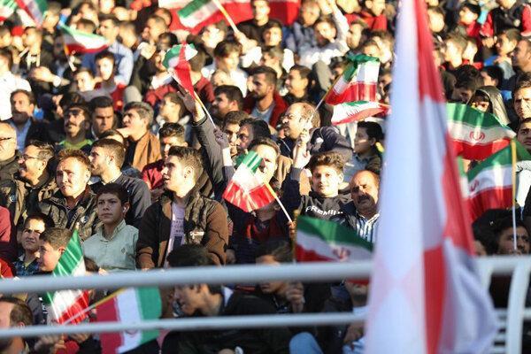 اهتزاز پرچم ایران در استادیوم ها، اقدام قابل تقدیر تماشاگران فوتبال