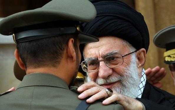 اهدای پرچم و نشان فداکاری به دانشگاه افسری امام علی (ع) ارتش اهدای پرچم و نشان فداکاری به دانشگاه افسری امام علی (ع) ارتش