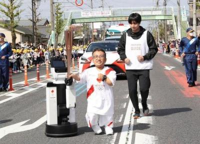 یاری رسانی ربات به انسان در حمل مشعل المپیک توکیو
