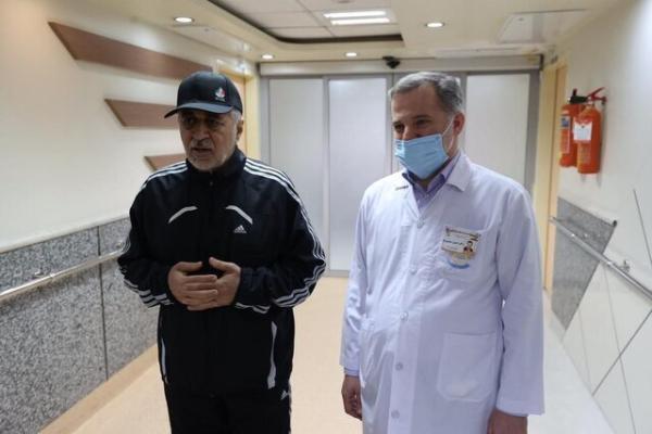عکس ، تیپ متفاوت وزیر ورزش هنگام ترخیص از بیمارستان